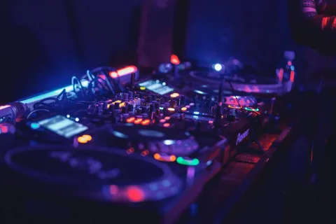 
	即刻开启VIP权益 
一站式解决您的所有电音制作需求
-FLP CLUB 电子音乐网